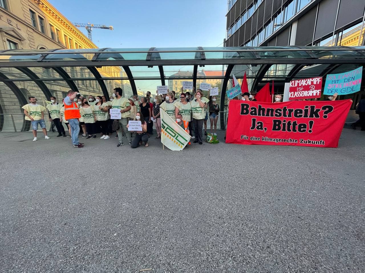 Bahn-Streikende solidarisieren sich mit Gorillas-Lieferant:innen und spenden für Streikkasse!
