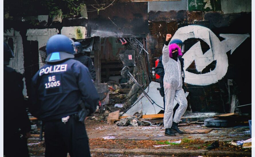 Polizeigewalt, Prügelattacken und Panzer: Wagenplatz “Köpi” brutal geräumt