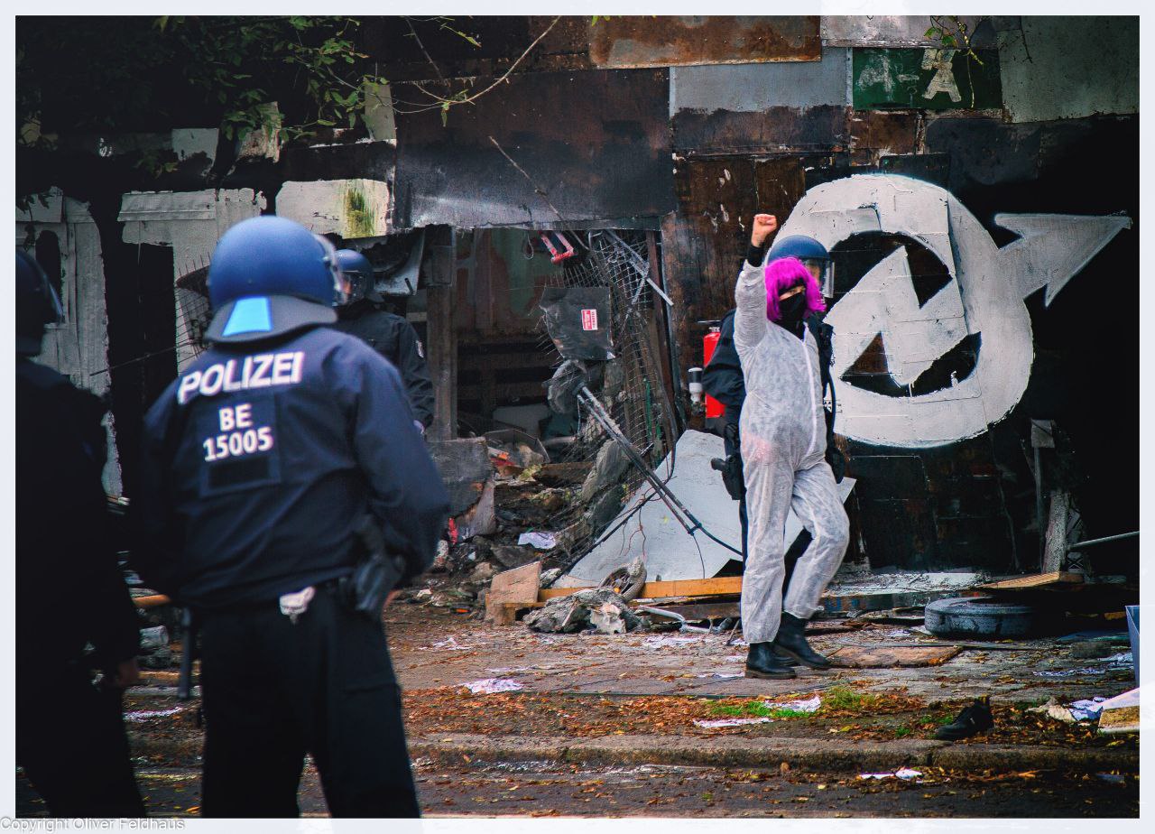Polizeigewalt, Prügelattacken und Panzer: Wagenplatz “Köpi” brutal geräumt