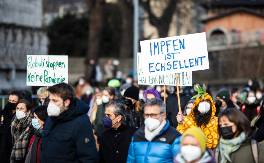 Große Bündnisdemo in Hamburg: „Impfstoff für alle, sonst gibt's Krawalle“