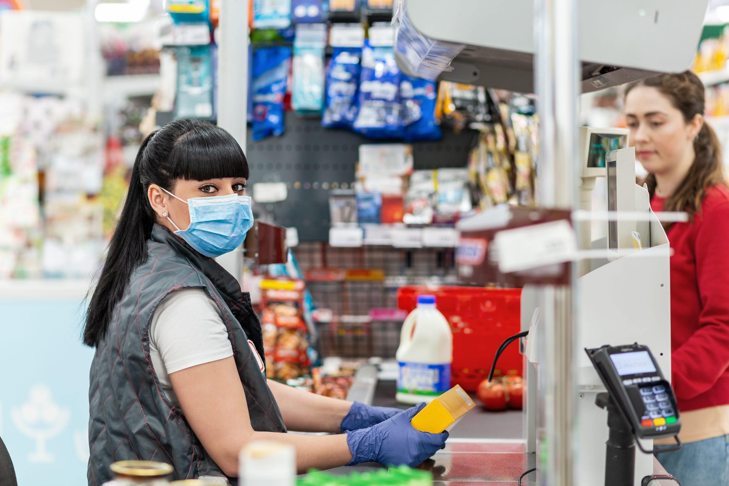 Alltag im Supermarkt: Querdenkerin zeigt Mitarbeiter den Mittelfinger