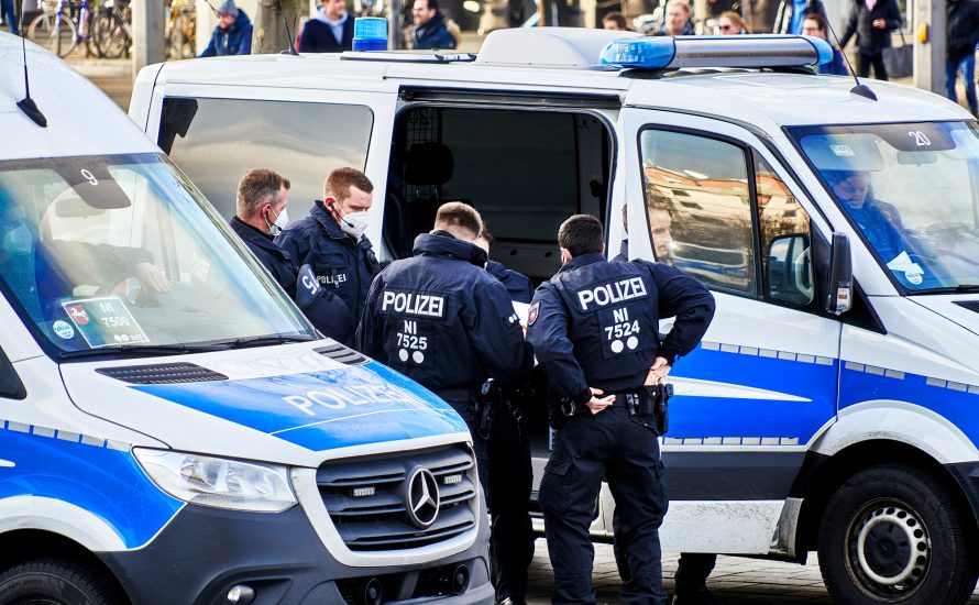 Herrenberg: Polizei fährt mit Transporter in Menschenmenge