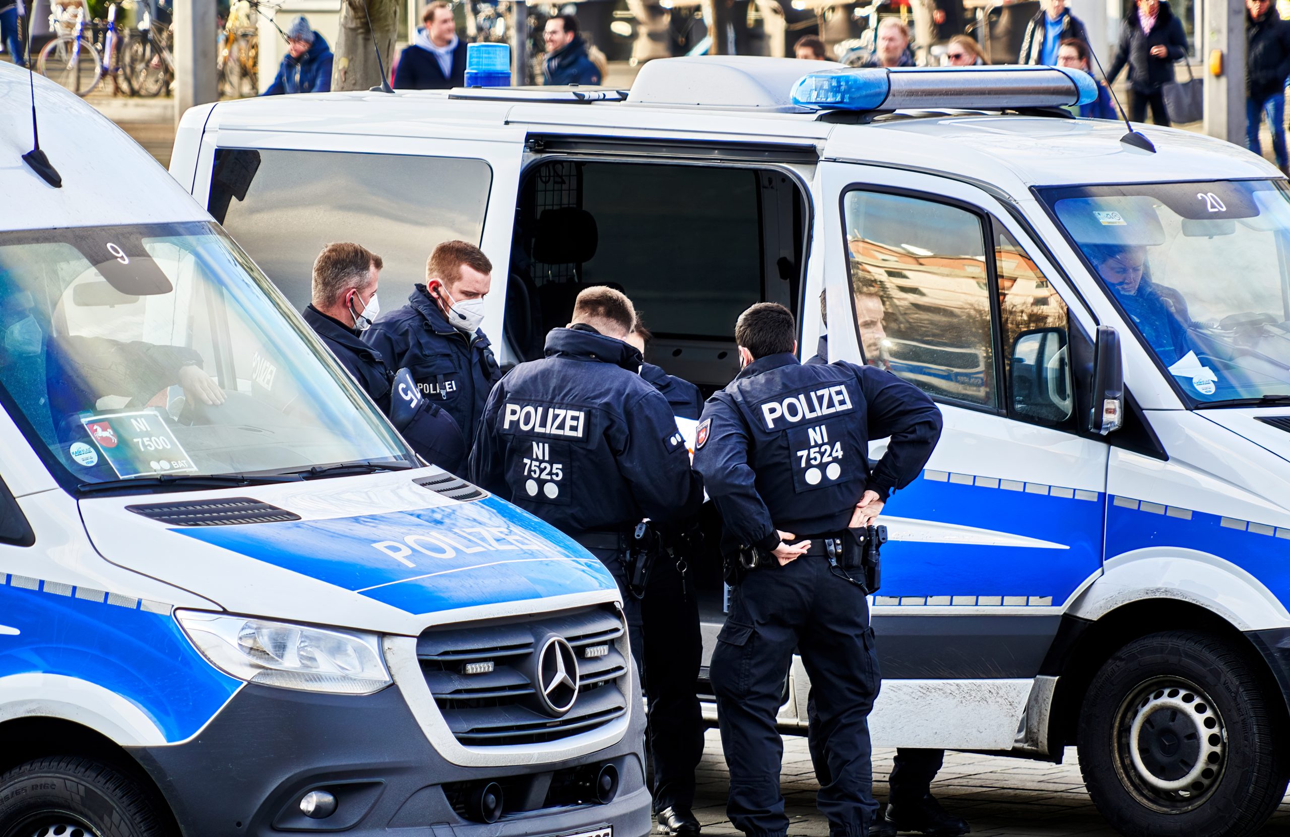 Herrenberg: Polizei fährt mit Transporter in Menschenmenge