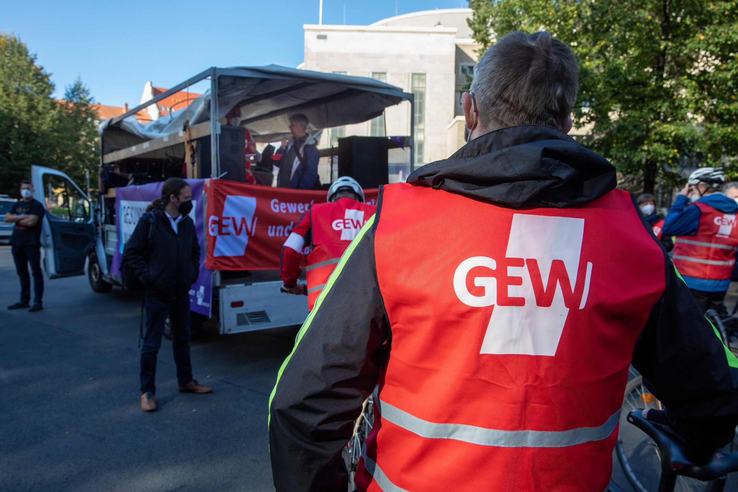 Berlin: Schülerin und Sozialarbeiterin unterstützen Streik der Lehrer:innen für kleinere Klassen