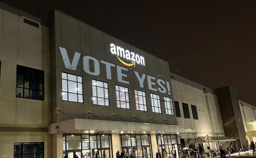 Historischer Sieg: Arbeiter:innen gründen die erste Amazon-Gewerkschaft in den USA