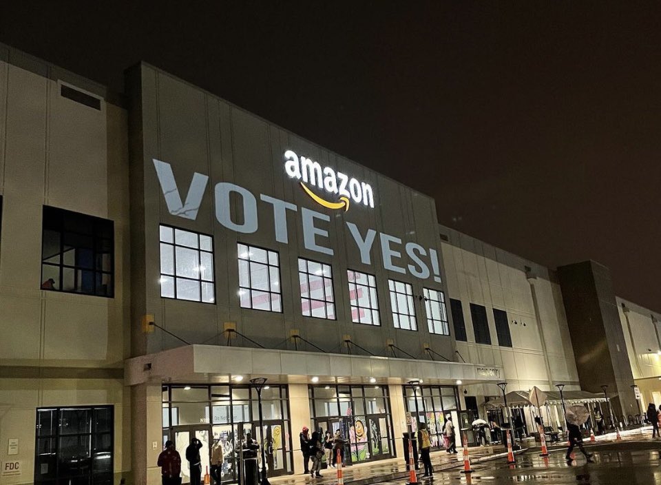 Historischer Sieg: Arbeiter:innen gründen die erste Amazon-Gewerkschaft in den USA