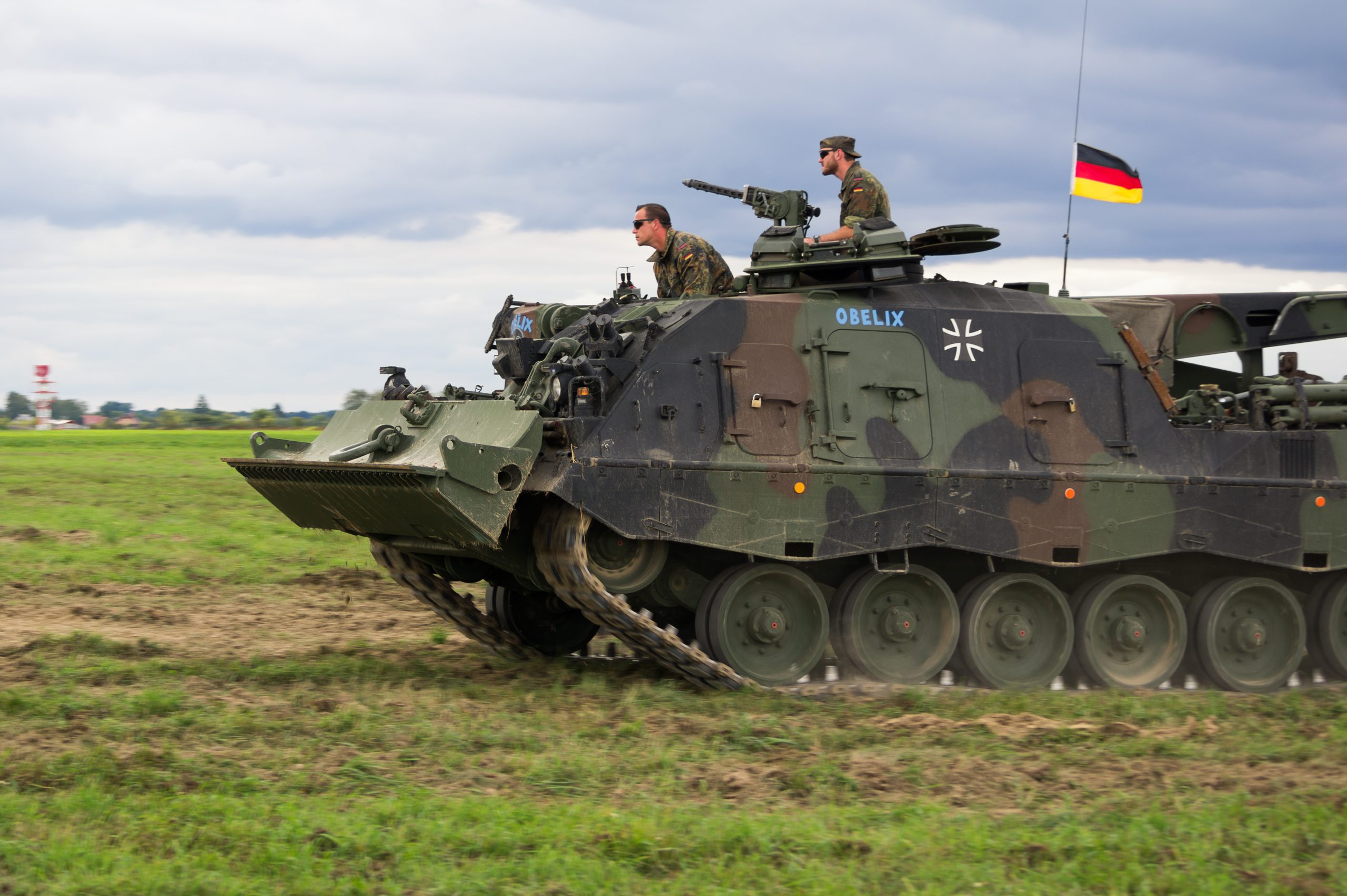 Aufrüstung: Bundestagsdebatte über Sondervermögen beginnt, während deutsche Panzer rollen
