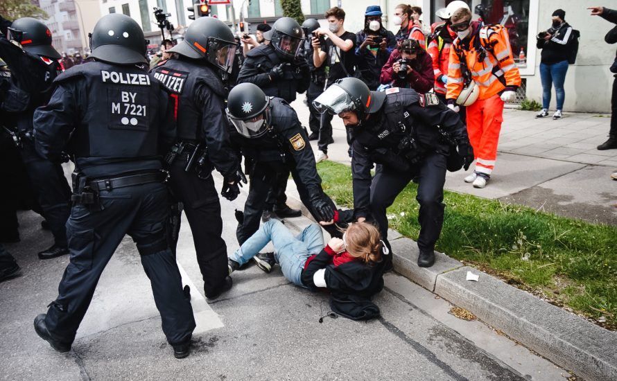 Polizeigewalt am 1. Mai in München: Schlagstock und Pfefferspray wegen Bengalos