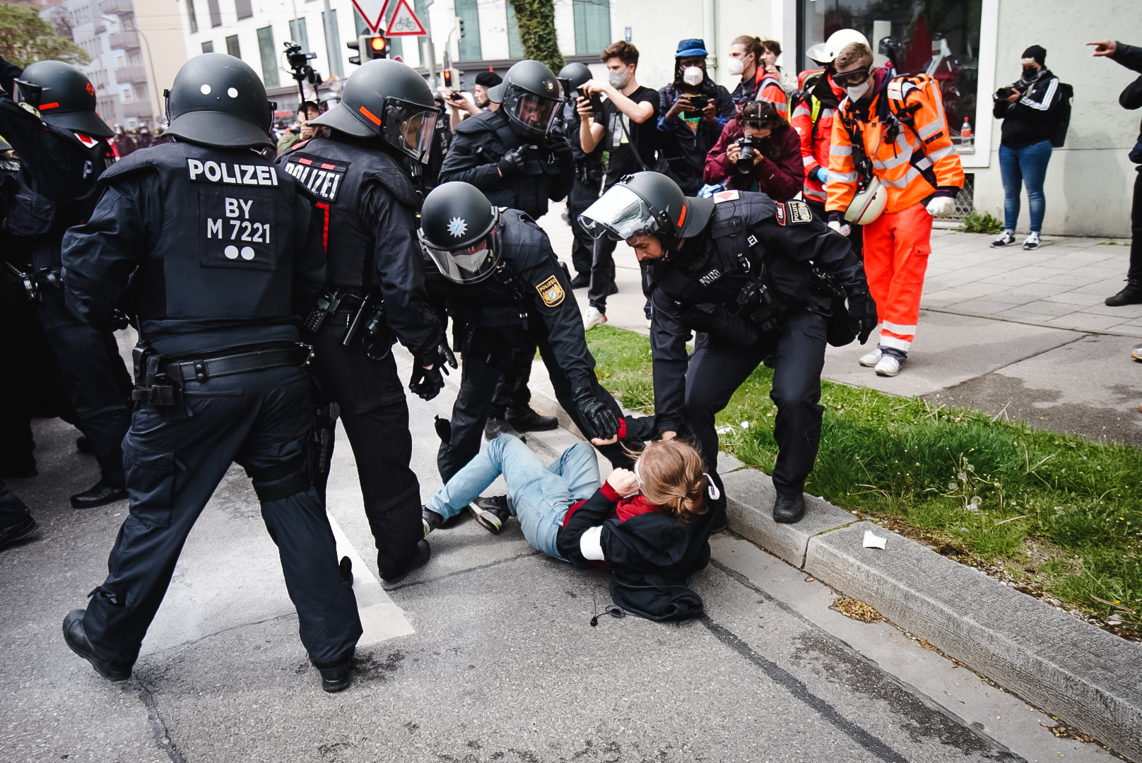 Polizeigewalt am 1. Mai in München: Schlagstock und Pfefferspray wegen Bengalos