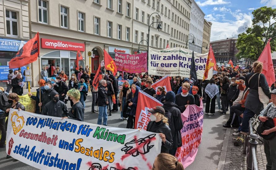 Hunderte demonstrieren in Berlin gegen die Aufrüstung der Bundeswehr