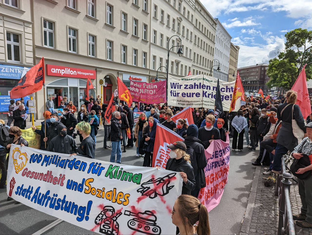 Hunderte demonstrieren in Berlin gegen die Aufrüstung der Bundeswehr