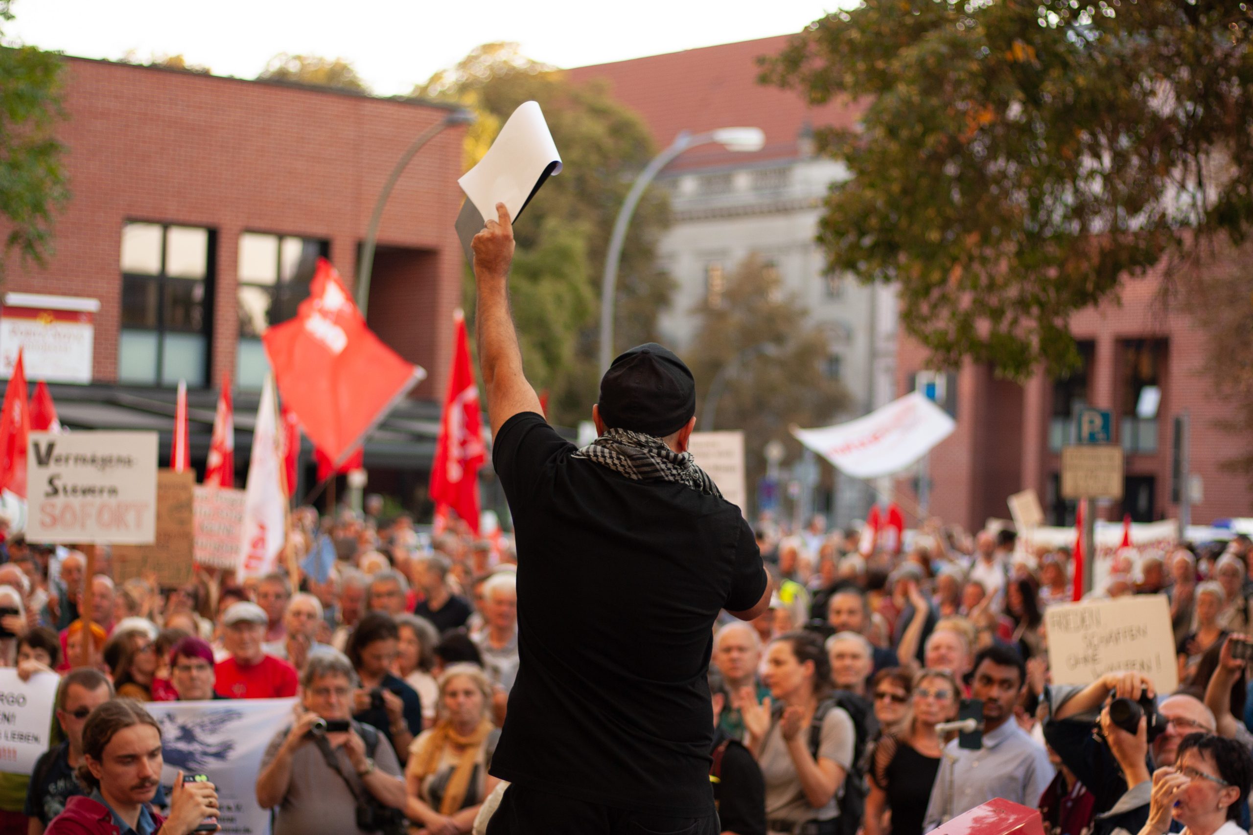 Berlin: 1000 Personen bei Kundgebung gegen Inflation