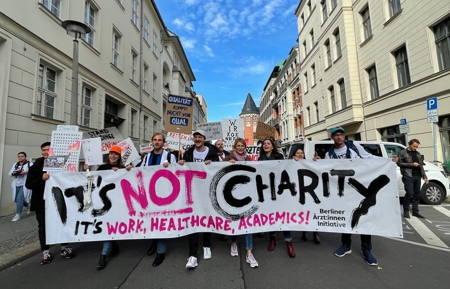 1000 Ärzt:innen streiken in Berlin