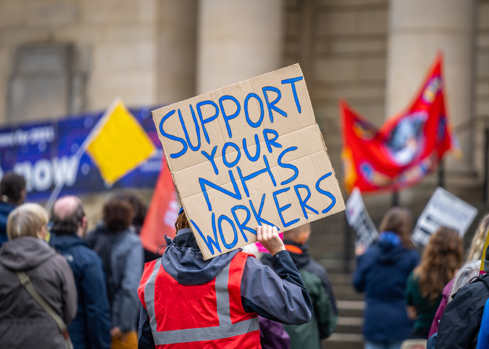 Vereinigtes Königreich: Pflegepersonal beginnt historischen Streik