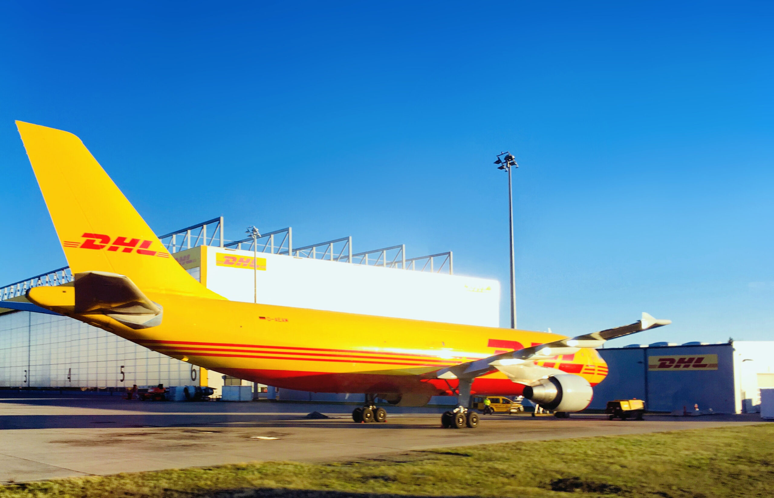 Prekarität und Betrug: Die Realität von migrantischen Arbeiter:innen bei DHL
