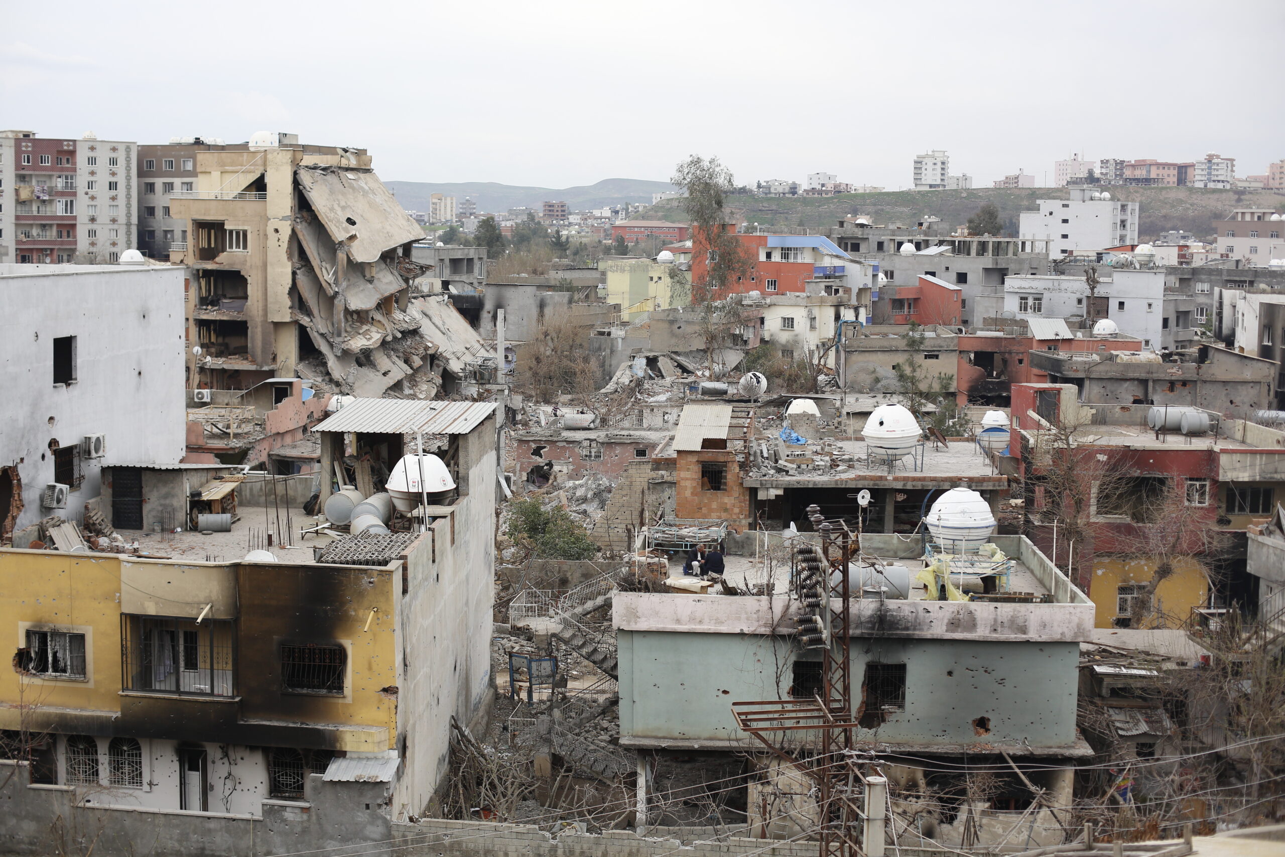 Trotz Erdbeben: Türkische Armee bombardiert Kurdistan