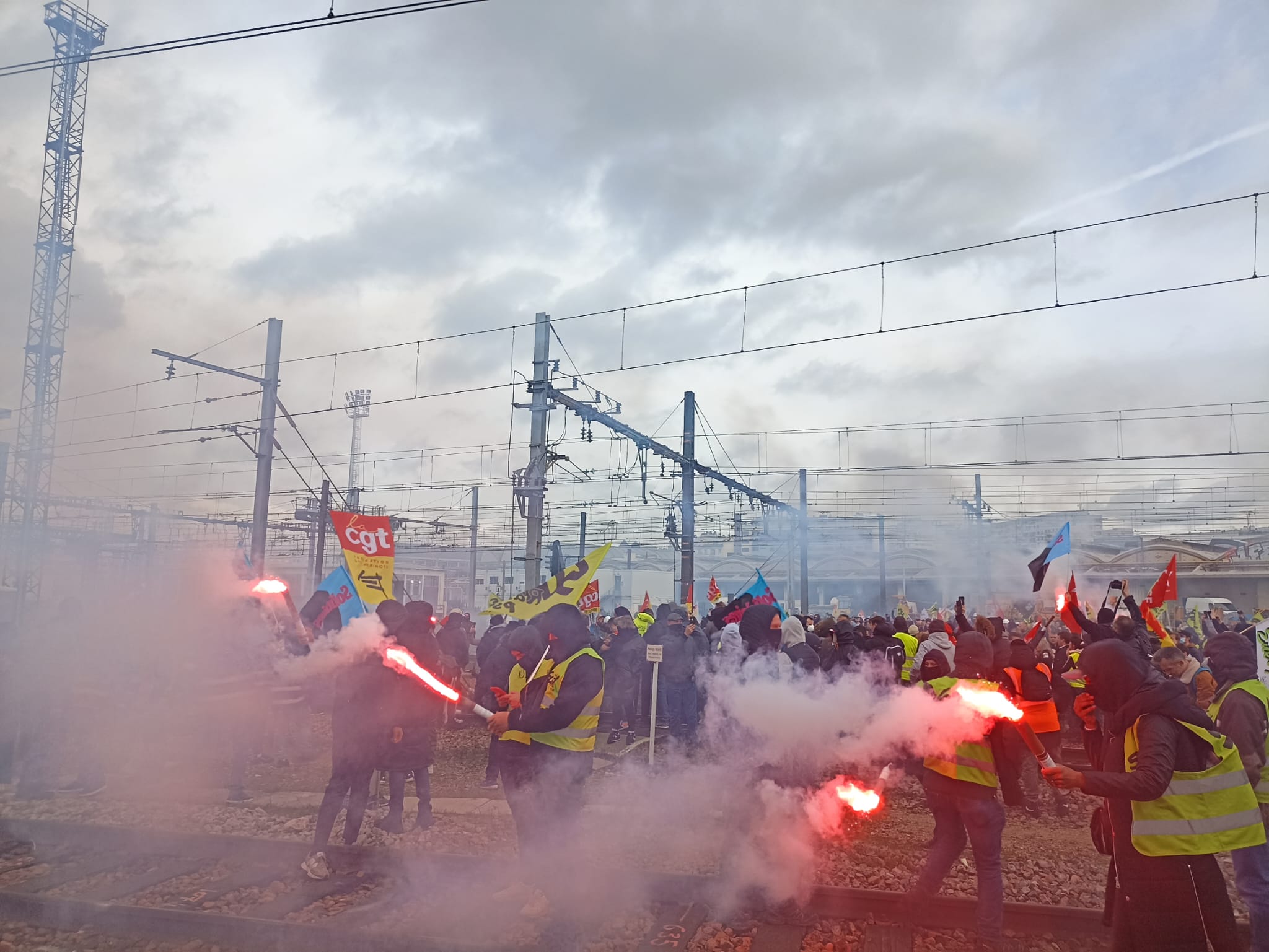 Liveticker Frankreich: Verfolge heute den landesweiten Streik- und Aktionstag von Millionen Arbeiter:innen!