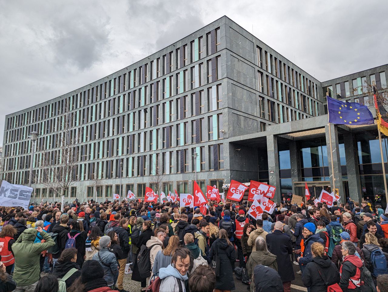 Streiks in der Forschung – Demonstration vor dem BMBF gegen die Neuerungen im WissZeitVG