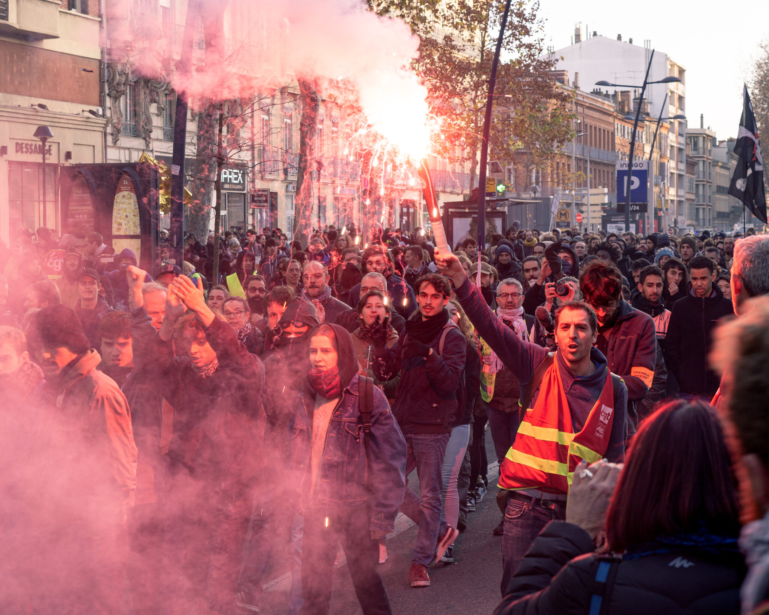 Nach Alleingang Macrons öffnet sich in Frankreich eine enorme politische Krise
