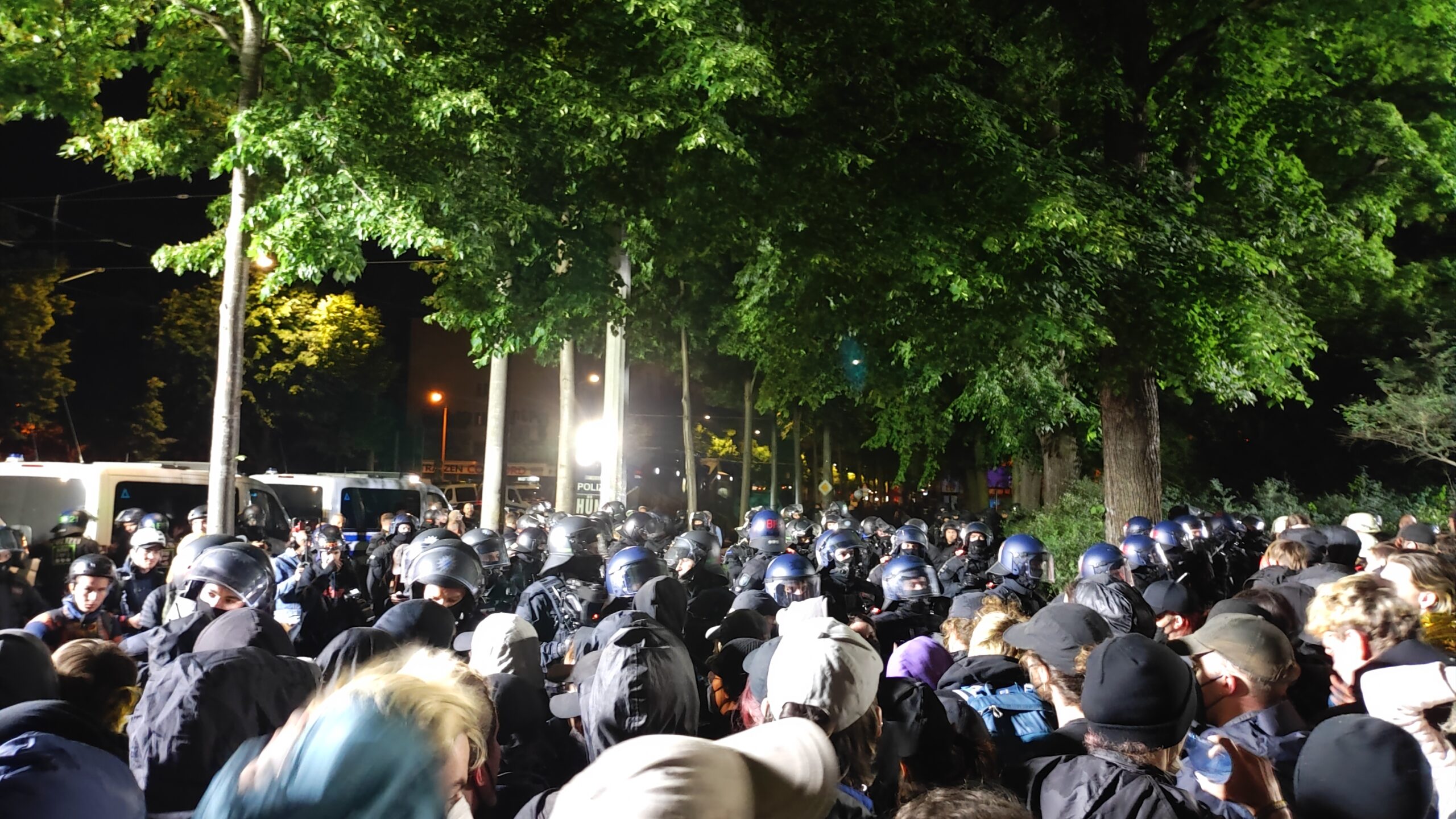 „Wir waren elf Stunden lang im Kessel“: Leipzig übt den Polizeistaat