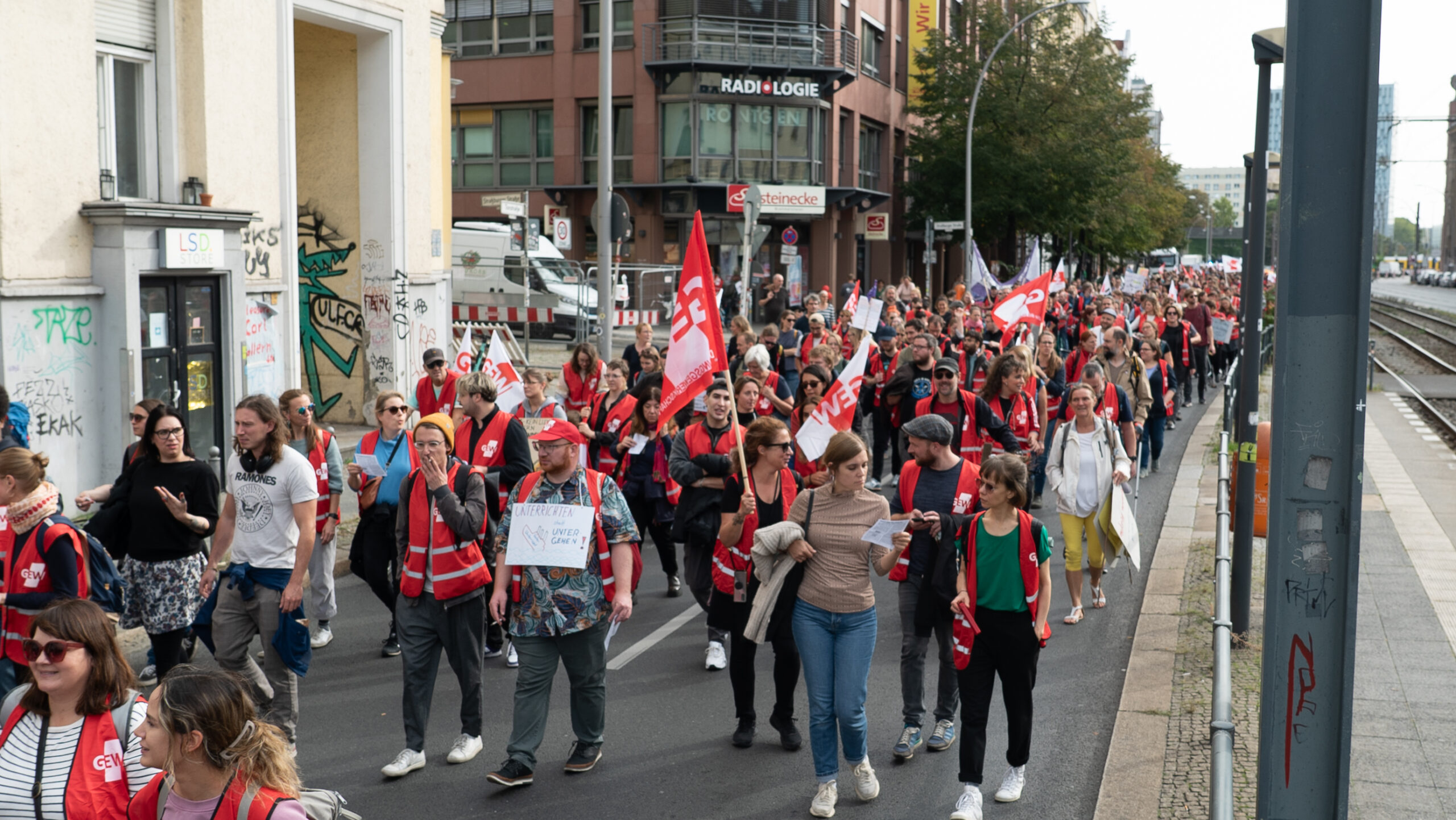 Berlin: Über 3000 Lehrer:innen im Streik für Entlastung