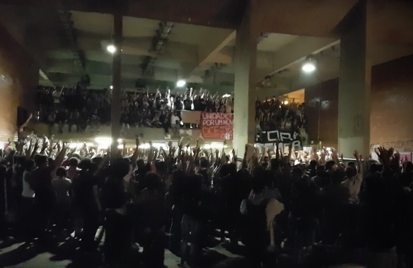 Die Universität in Brasilia stimmt für die Besetzung. Bild von  Esquerda Diario
