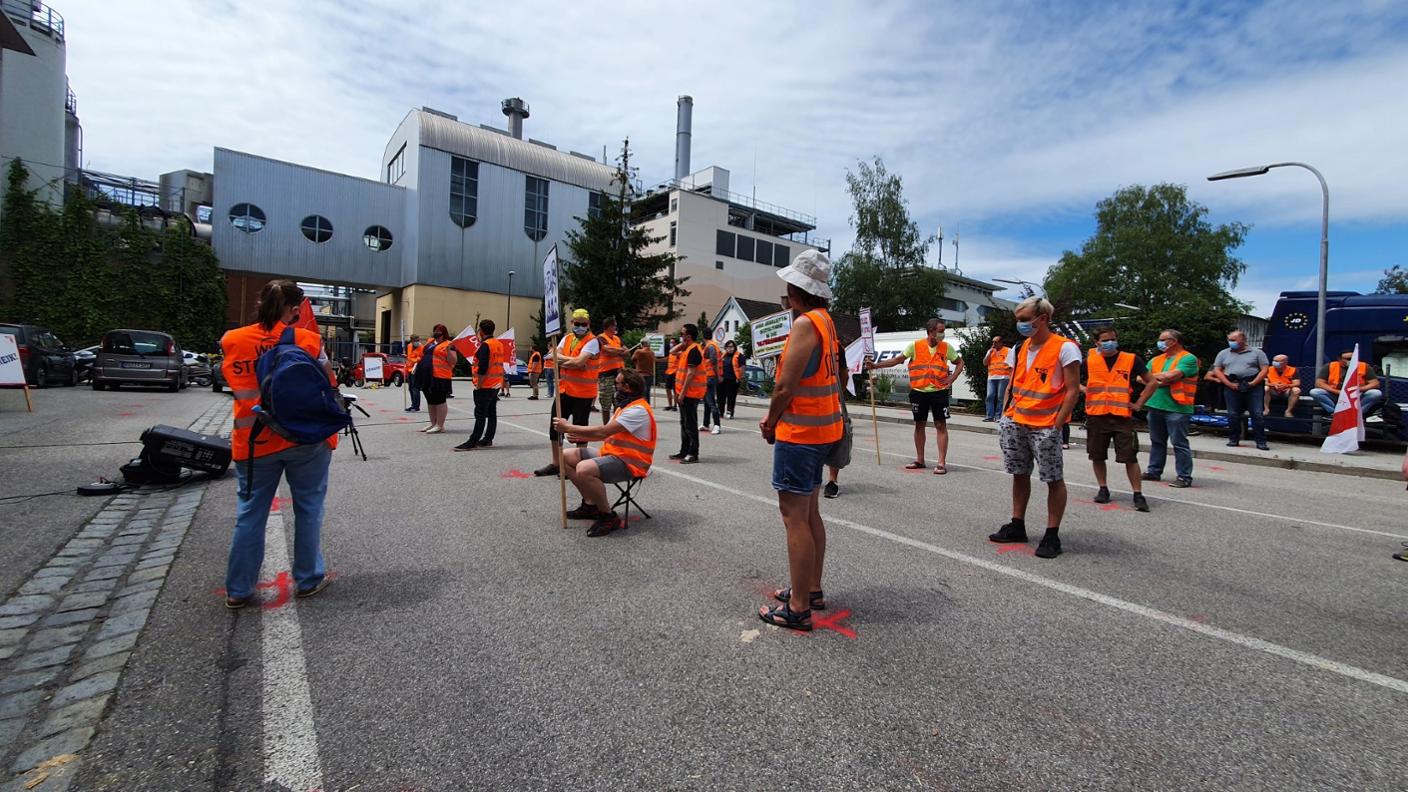 Erneut droht die Schließung: Streik bei Danone in Rosenheim