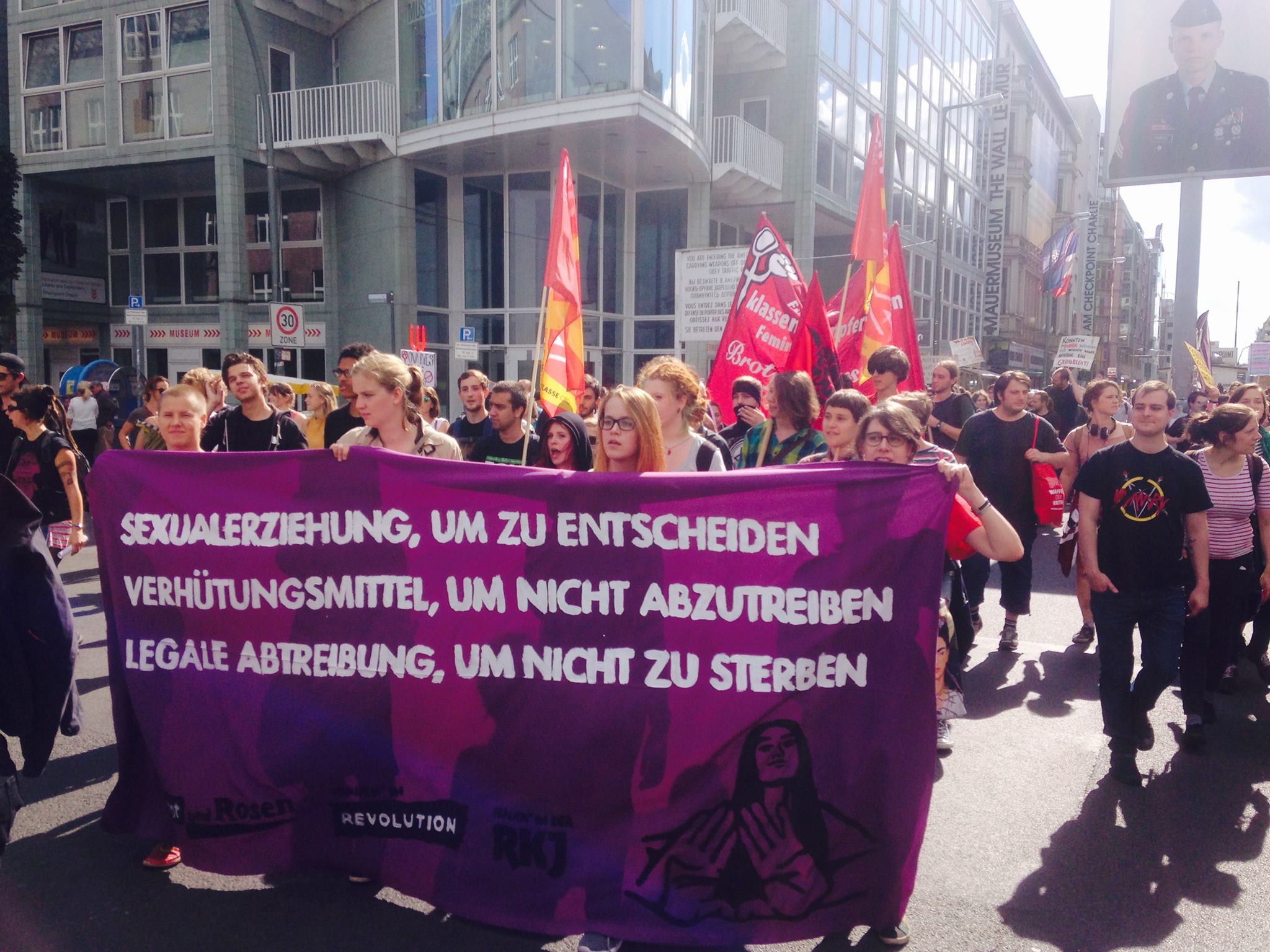 Tausende protestieren in Berlin gegen Abtreibungsgegner*innen