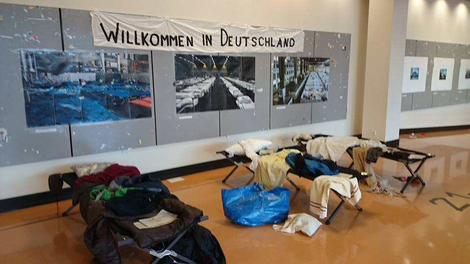 Warum stehen Feldbetten im Foyer der FU?
