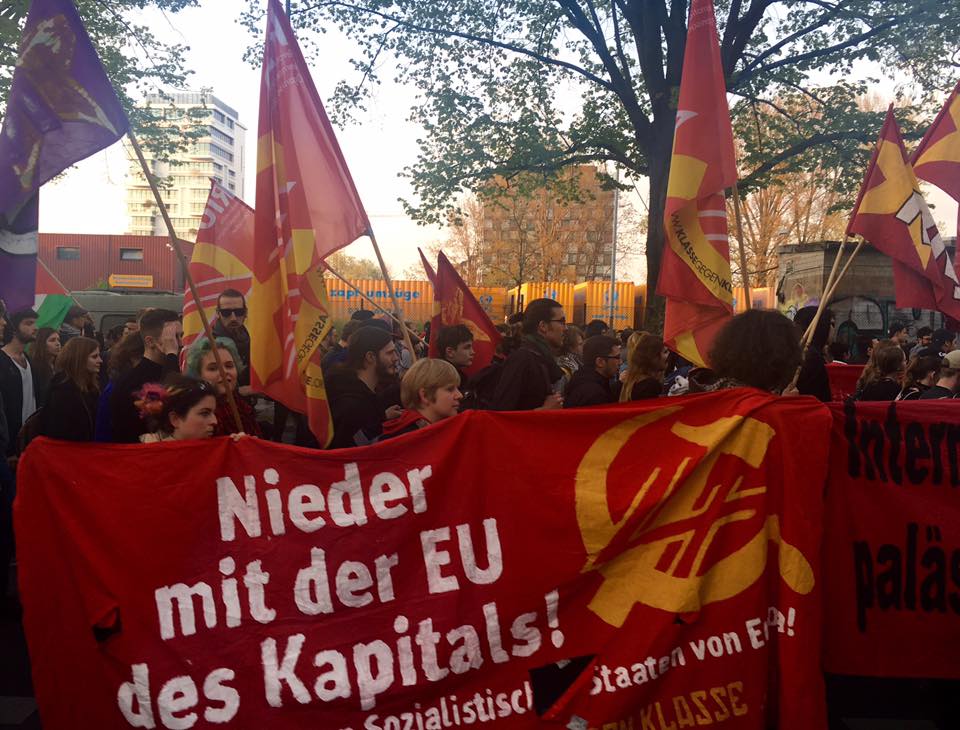 20.000 demonstrieren trotz Provokationen und Verbot