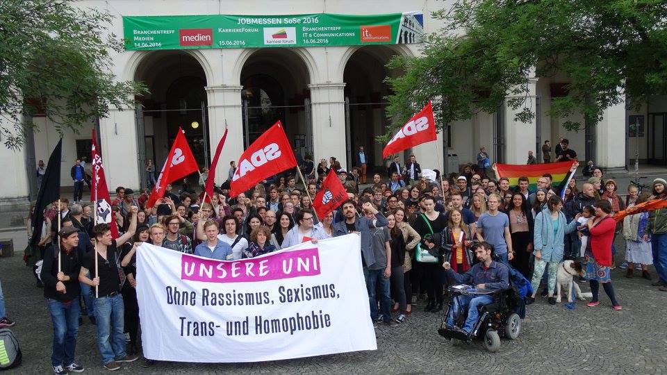 LMU München: Mehrere hundert Studierende demonstrieren gegen die AfD