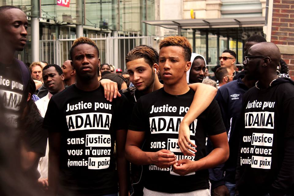 Tausende protestieren für Adama Traoré, ein Opfer rassistischer Polizeigewalt in Frankreich