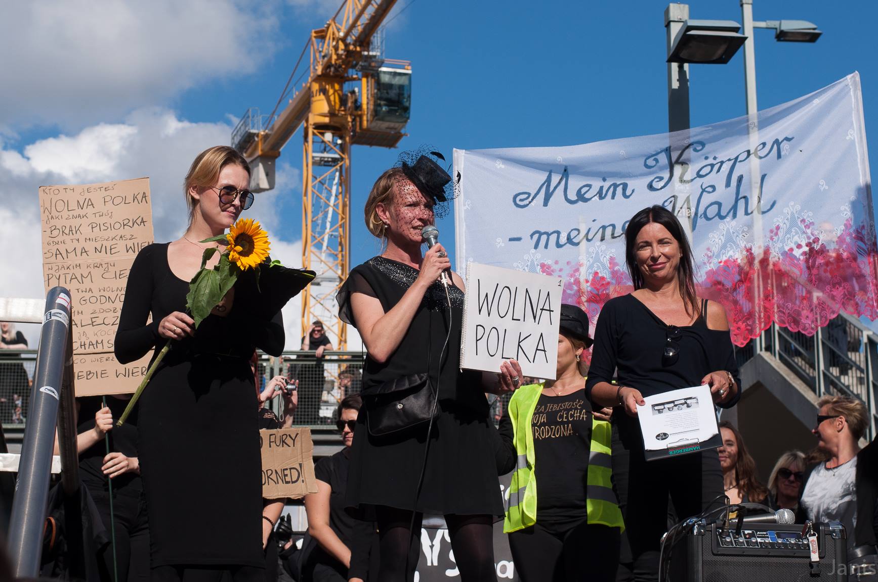 Schwarz gekleidete Menschen zeigen Solidarität mit dem Streik der Frauen in Polen [mit Fotogalerie]