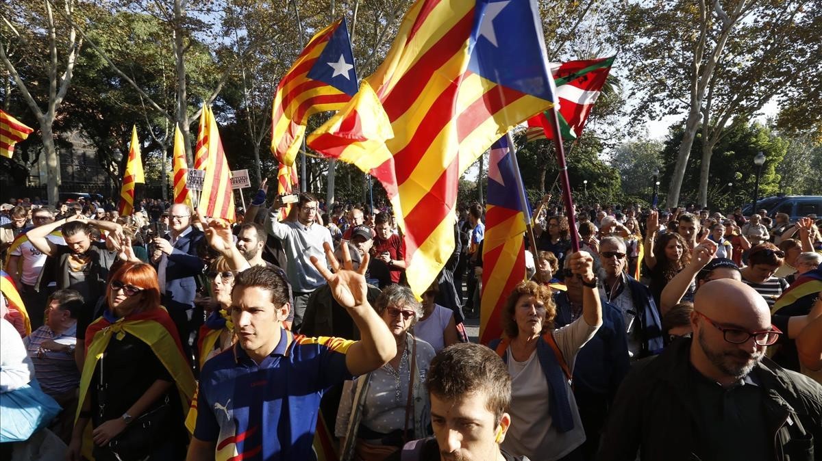 Nicht ein Schritt zurück! Widerstand leisten, um die katalanische Republik zu verteidigen und gegen die Krone und das gesamte Regime zu kämpfen!