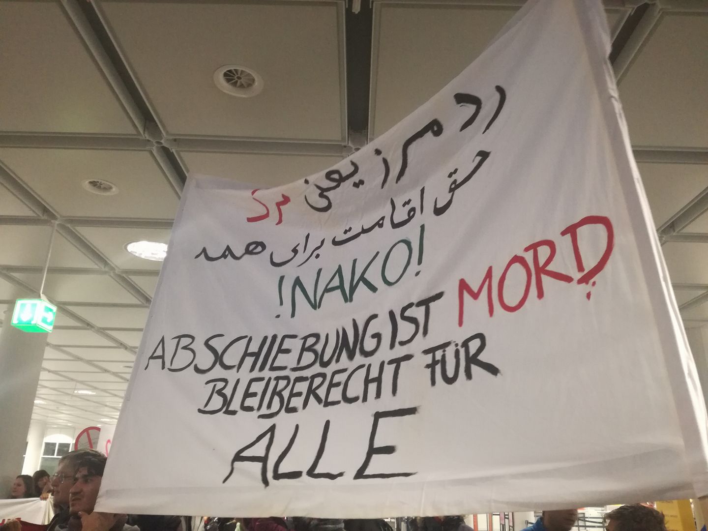 [Video] Hunderte demonstrieren gegen Abschiebung nach Afghanistan am Münchner Flughafen