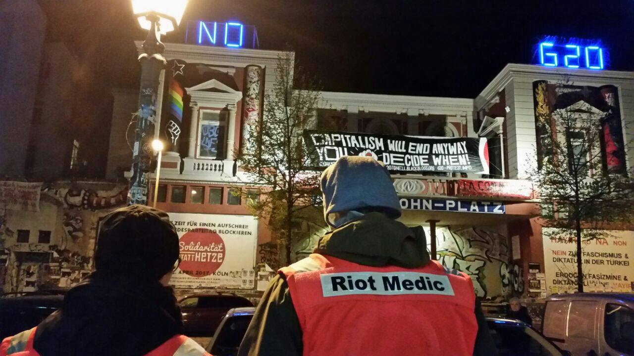 „Das Spiel ist jetzt vorbei!“ – Riot Medics Berlin berichten aus dem Schanzenviertel