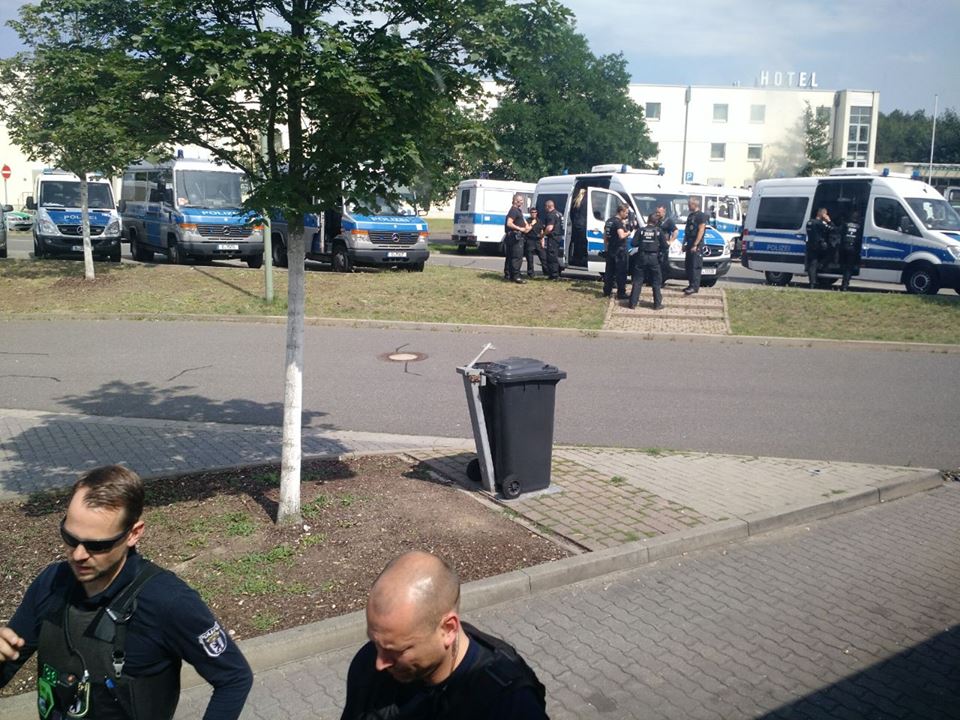 Fünf Stunden Schikane: Berliner Polizei hält G20-Busse auf