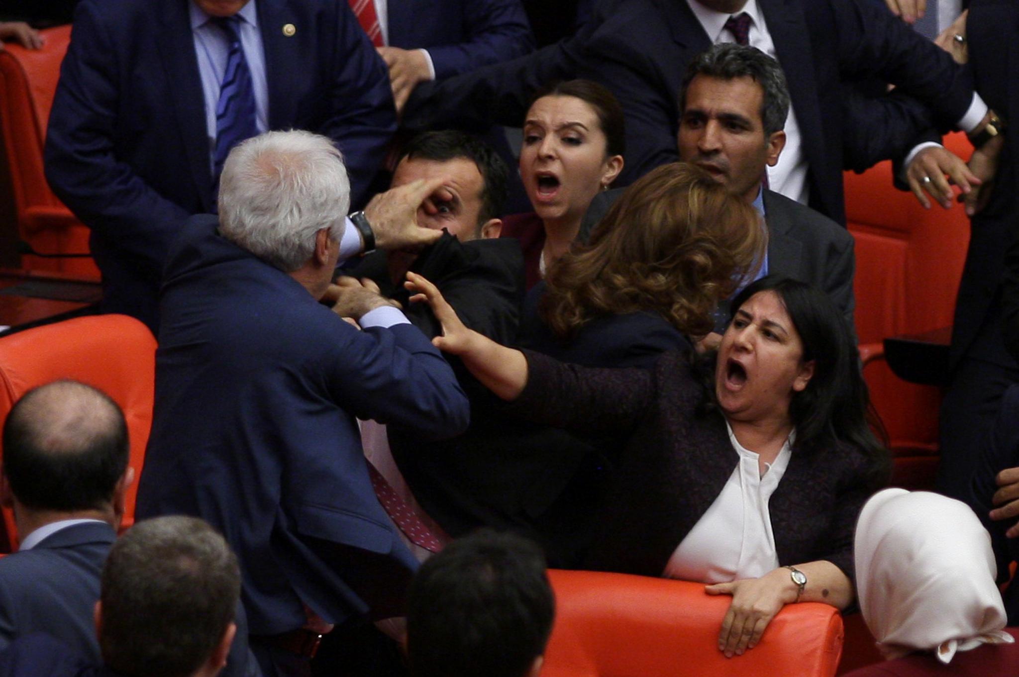 Türkische Parteien paktieren, um die HDP aus dem Parlament rauszuprügeln
