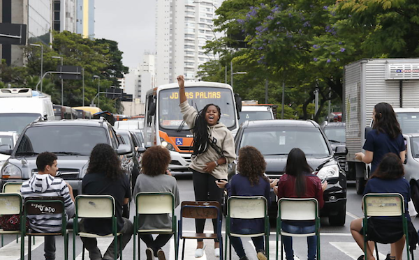 Schüler*innen blockieren die Straßen in Sao Paulo um die Gegen die Schließung von Schulen zu demonstrieren. Bild von Esquerde Diário