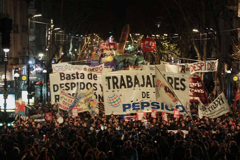 30.000 in Buenos Aires gegen Entlassungen bei PepsiCo [mit Video]