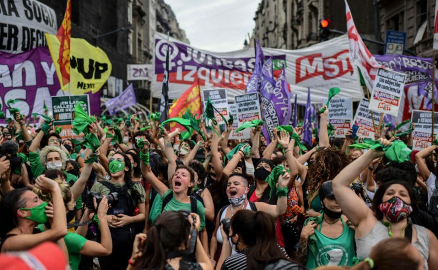 Nach jahrzehntelangem Kampf auf den Straßen legalisiert Argentinien die Abtreibung