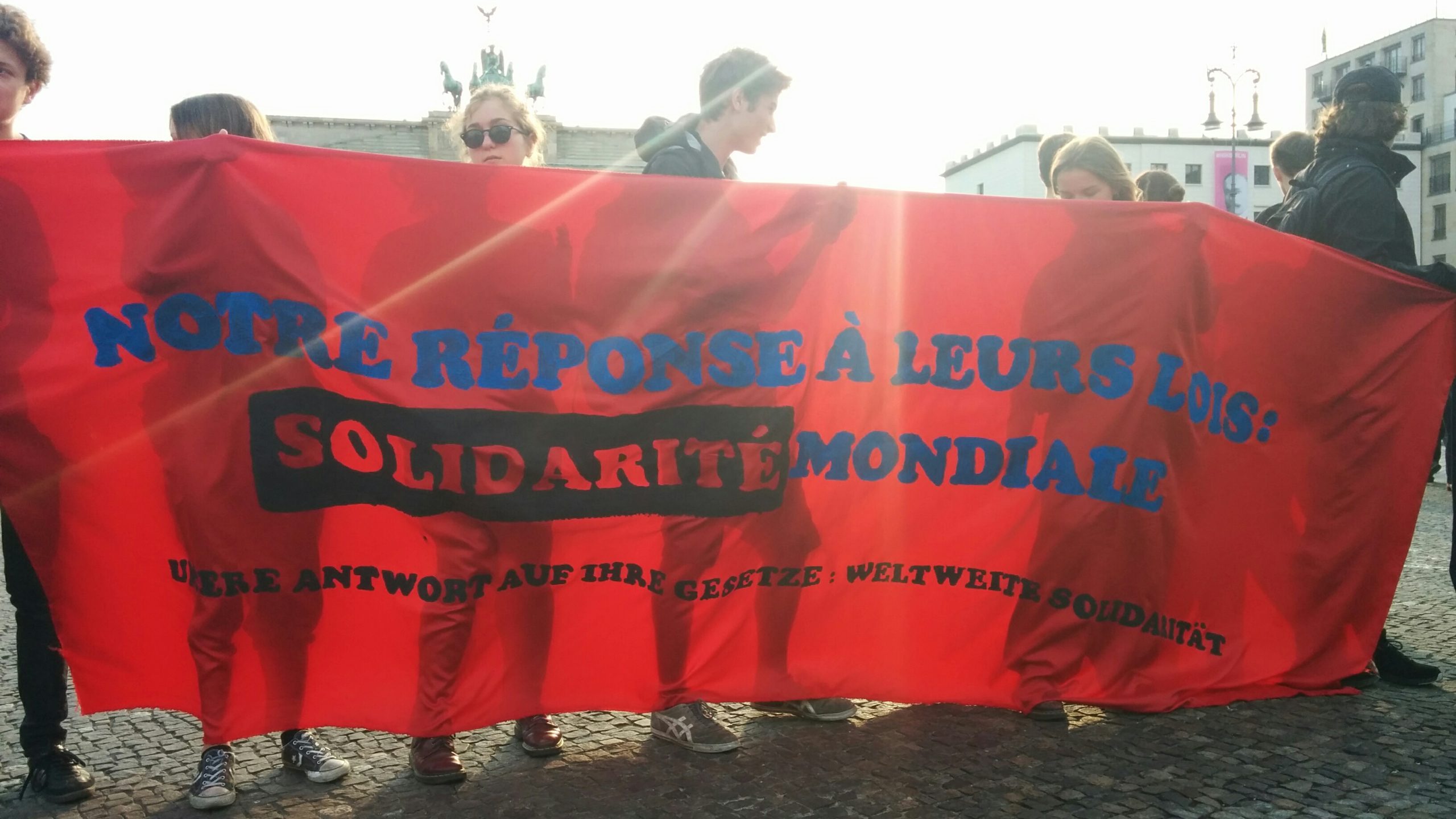 300 Jugendliche in Berlin zeigen Solidarité mit ihren Klassengeschwistern in Frankreich