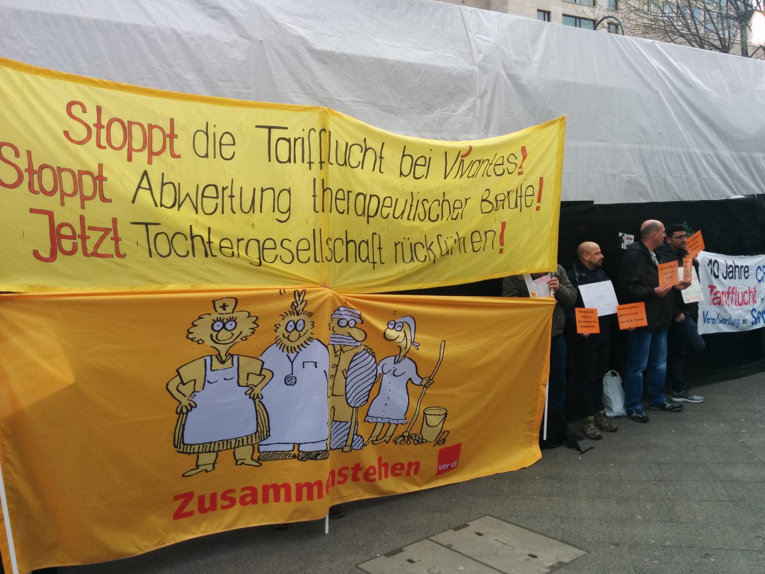 Kolleg*innen von CFM und Vivantes zeigen dem Berliner Senat ihre Unzufriedenheit