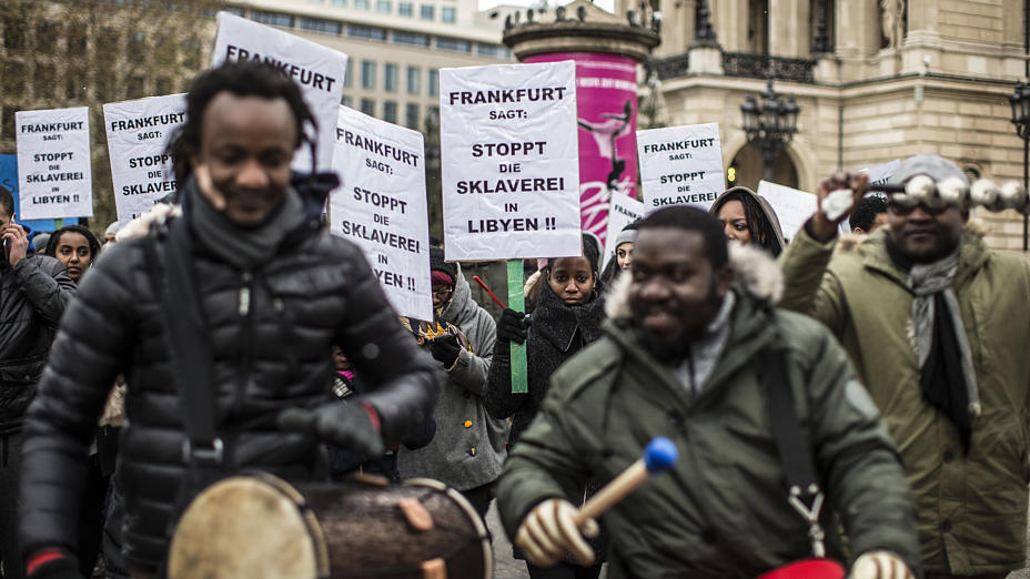 Frankfurt: 300 Menschen demonstrieren gegen libyschen Sklav*innenhandel