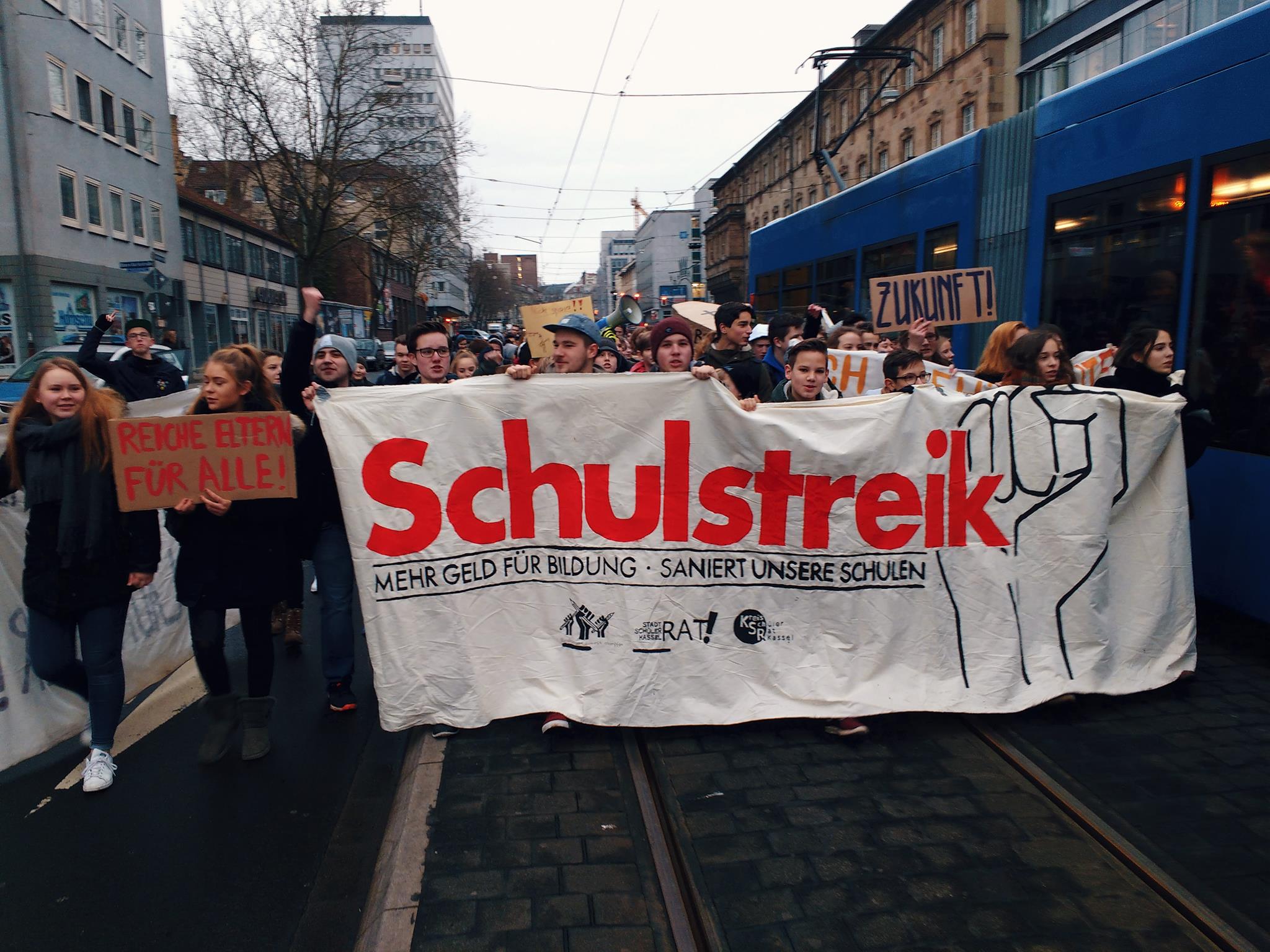 Kassel: Über 1.000 Schüler*innen streiken für bessere Bildung
