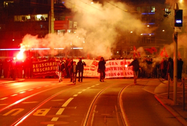 Schweiz: Demos gegen Ausschaffungsinitiative