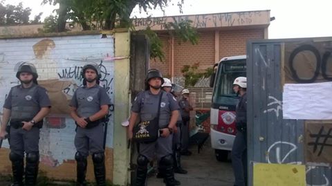 Die Polizei verschafft sich zu einer Schule in Paraná Zugang, um sie wieder unter staatliche Kontrolle zu bringen. Bild von Esquerda Diário