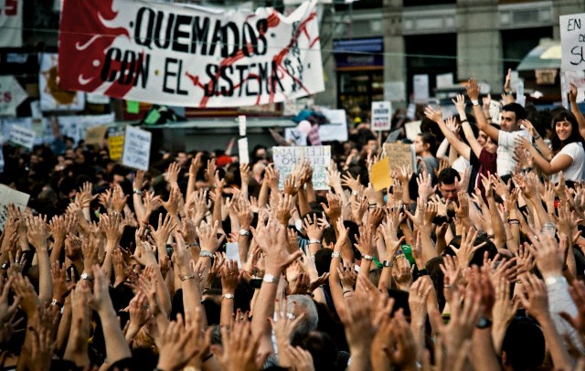 Zwei Strategien für die Bewegung auf den Plätzen des Spanischen Staates