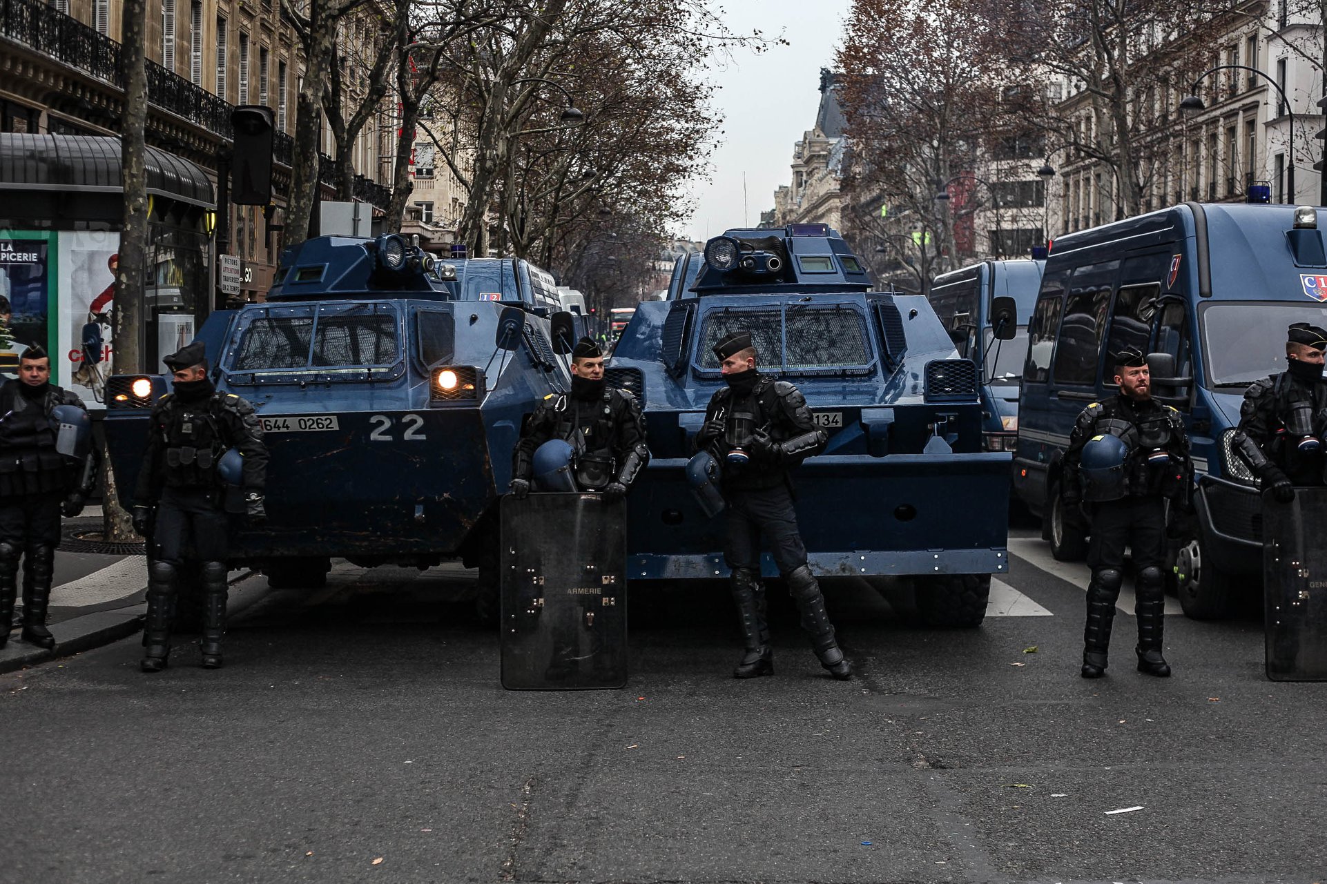 Frankreich: Gelbe Westen überall, trotz der Polizeibelagerung