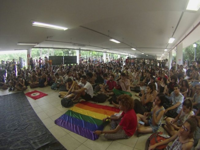 Studierende treffen sich für eine Versammlung in der Universität von Mina Gerais. Bild von Esquerda Diário.